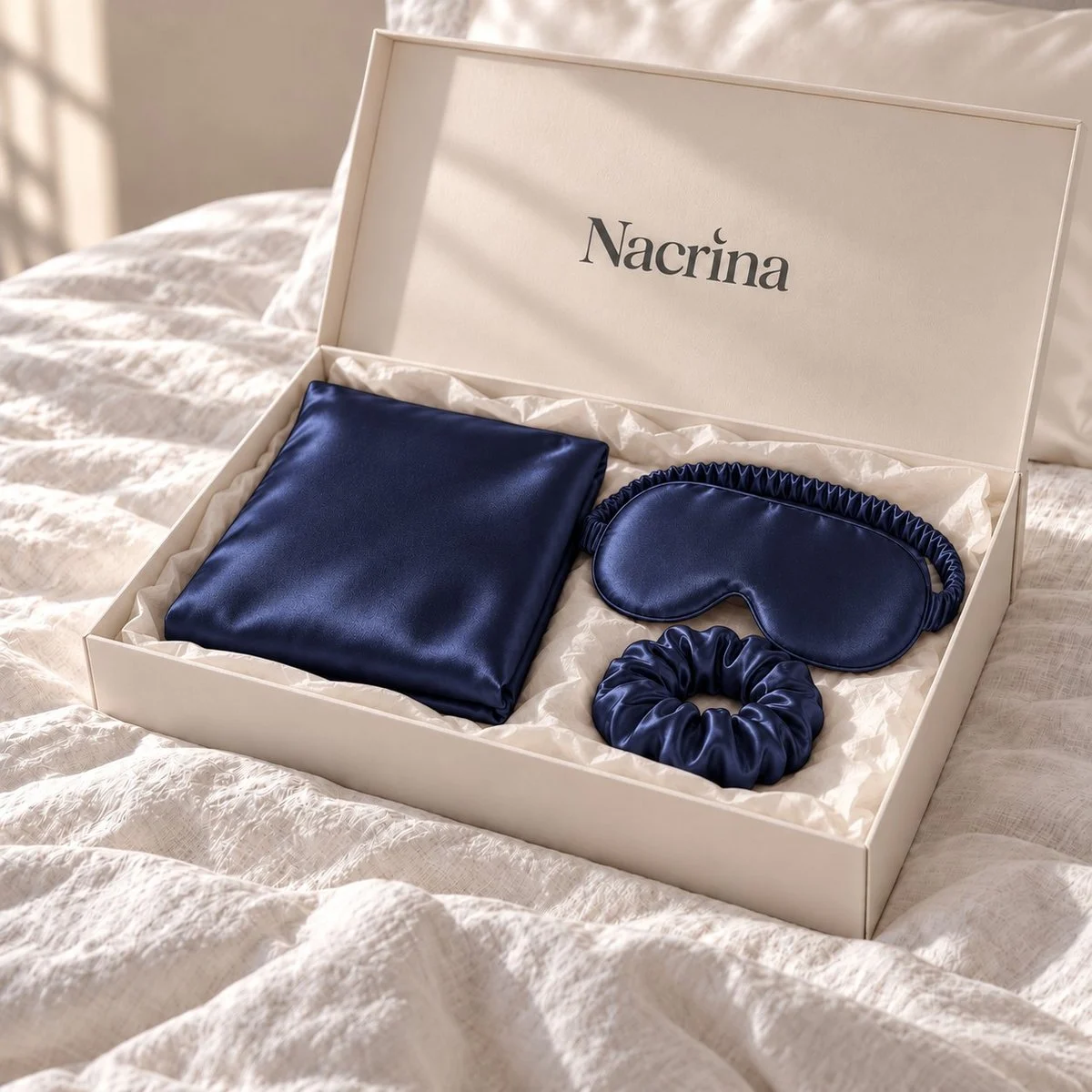 Coffret Rituel Nuit ouvert : pièces en soie bleu nuit dans une boîte cadeau ivoire Nacrina